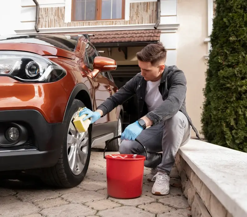 Lavage auto à domicile Villars-sous-Dampjoux : professionnel intervenant sur un véhicule
